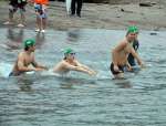 強い風が吹く中、横断に挑戦する選手＝２３日、鹿児島市桜島小池町の桜島小池海岸