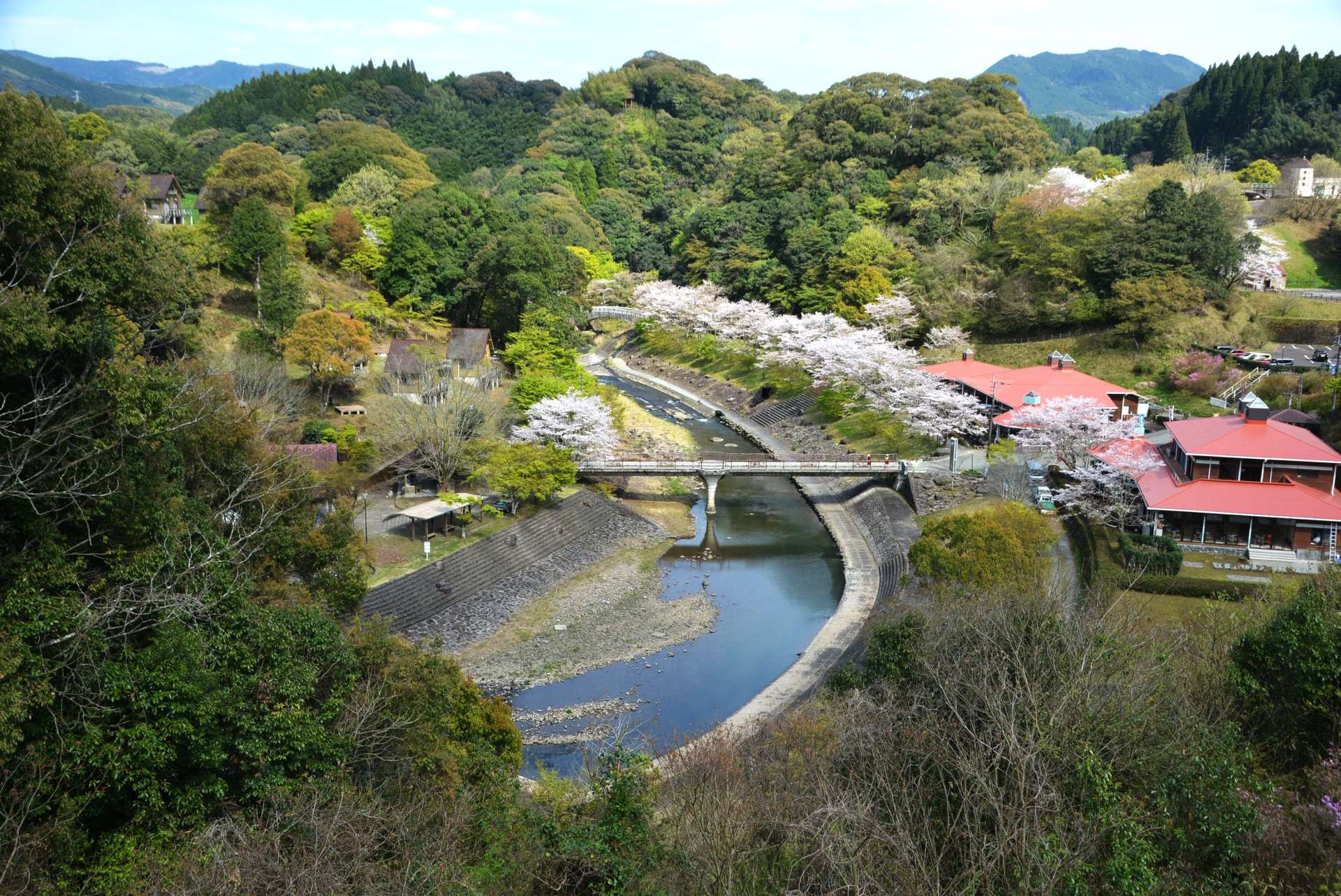 〈資料写真〉２０２０年４月、１年ぶりに施設の一部が再開した観音滝公園＝さつま町中津川
