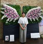翼をかたどった都城市産菊のフラワーアレンジメント＝２４日、都城市役所