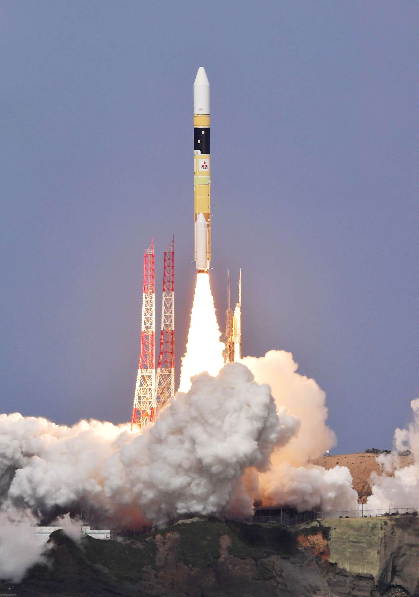 情報収集衛星を搭載し上昇するＨ２Ａロケット４９号機＝２６日午後２時２４分、南種子町の種子島宇宙センター