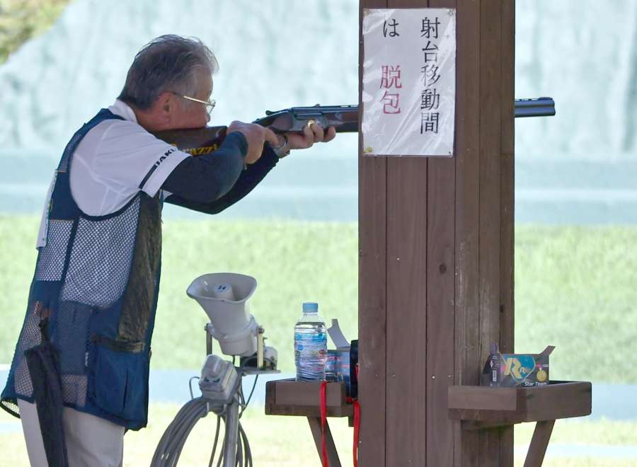 クレー射撃トラップで標的を狙う鹿児島・中崎＝佐賀県射撃研修センター