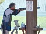 クレー射撃トラップで標的を狙う鹿児島・中崎＝佐賀県射撃研修センター