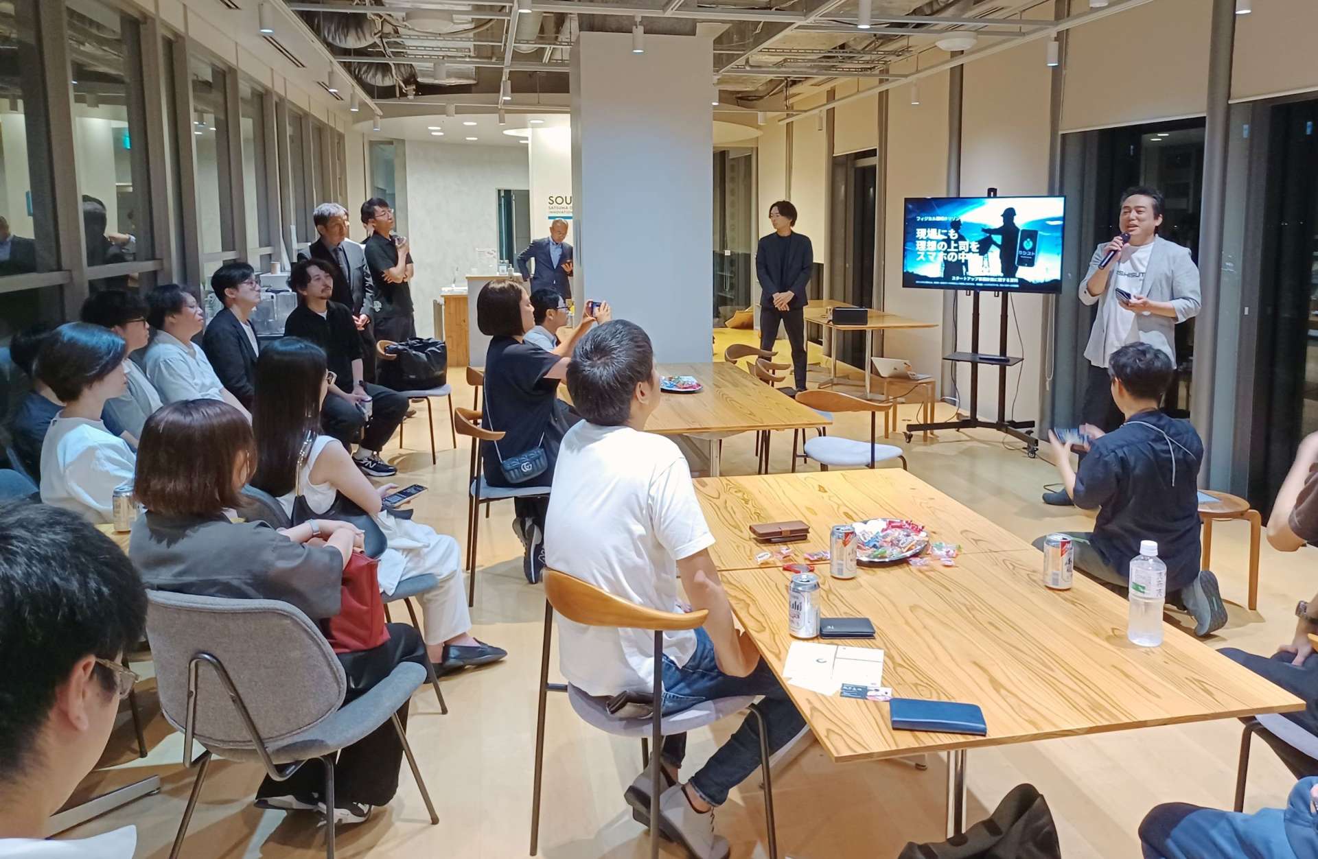 起業家らが取り組みを紹介したスタートアップの交流会＝２６日、鹿児島県庁