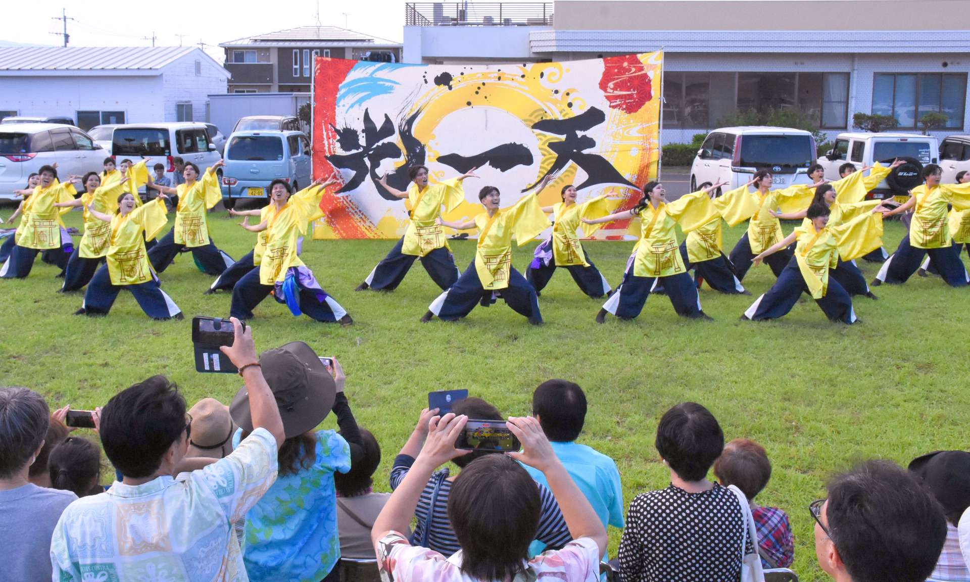 華やかな演舞を披露する公立千歳科学技術大学「光一天」のメンバー＝２７日、指宿市役所