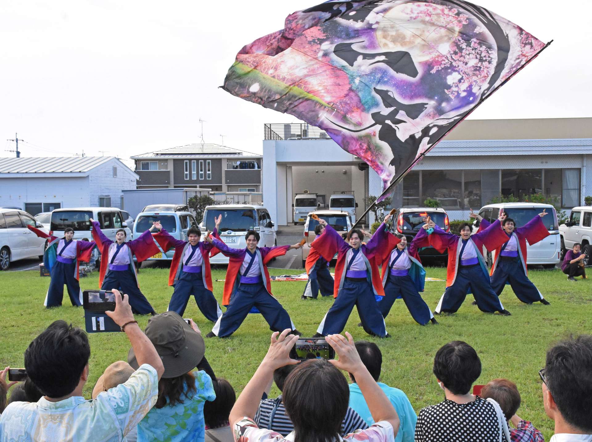 華やかな演舞を披露する公立千歳科学技術大学「光一天」のメンバー＝２７日、指宿市役所