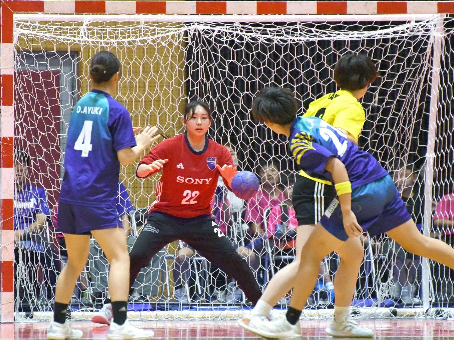 前半、相手シュートを防ぐブルーサクヤ鹿児島のＧＫ宝田（２２）＝桷志田体育館