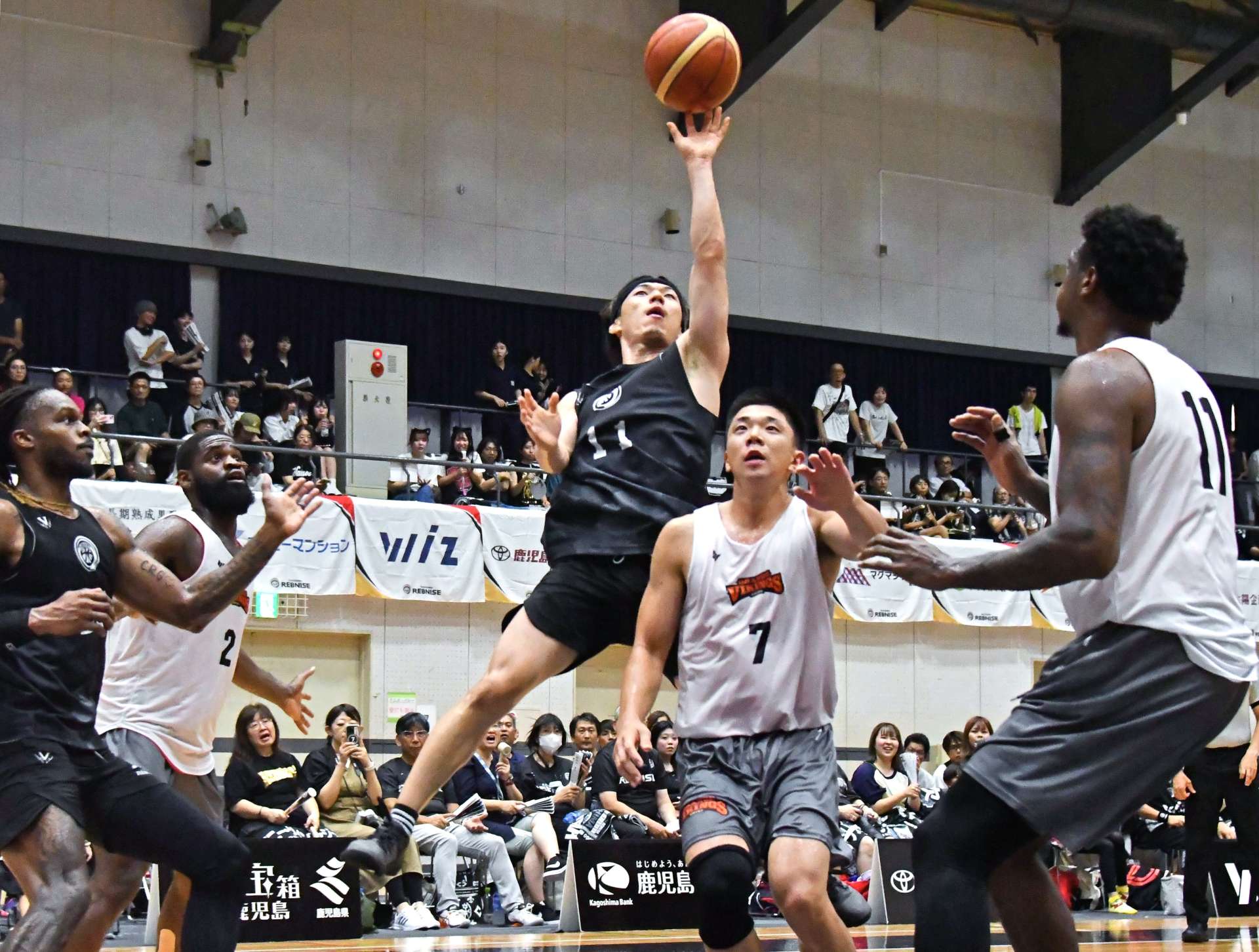 前半、シュートを決めるレブナイズの森田＝加世田運動公園体育館