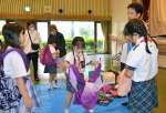 風呂敷を使ってリュックサックを作る参加者＝鹿児島市の県青少年会館
