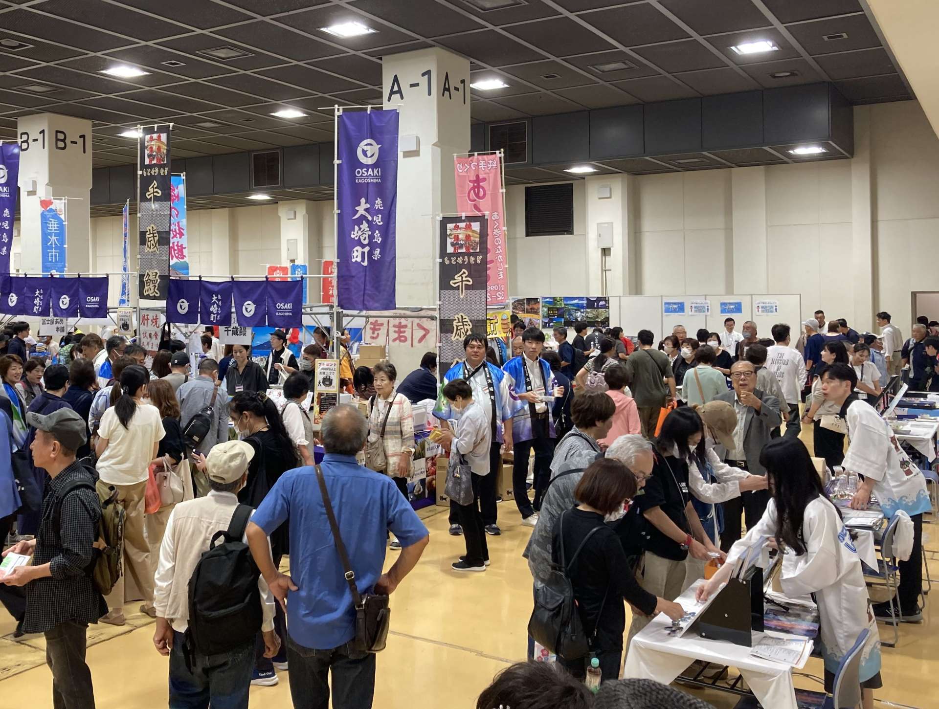 大勢の来場者でにぎわう関西かごしまファンデー＝２９日、神戸市の神戸国際展示場