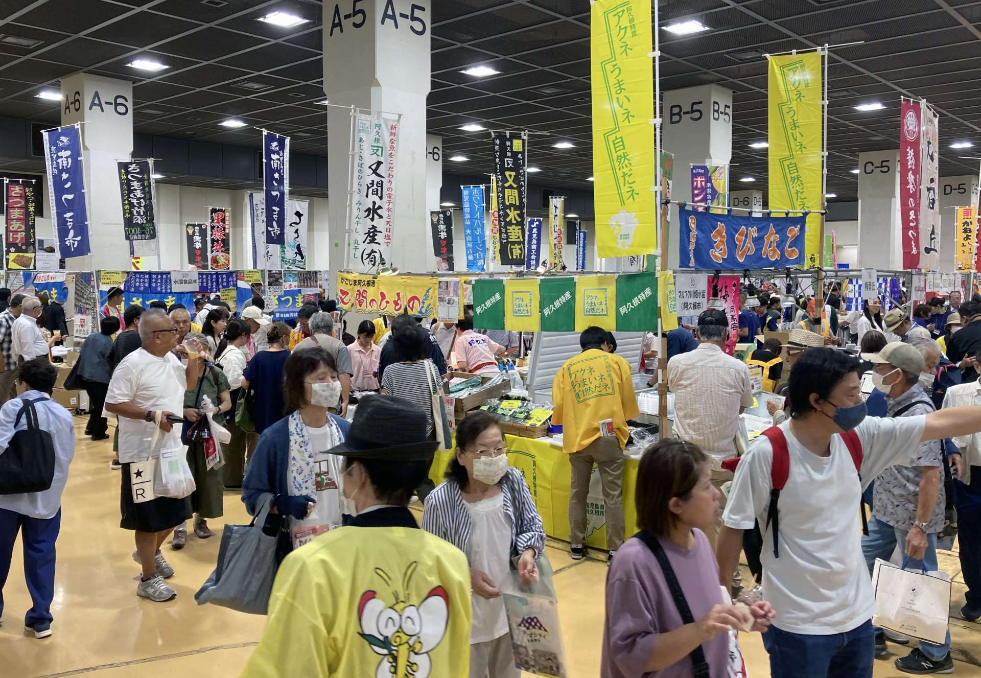 大勢の来場者でにぎわう関西かごしまファンデー＝２９日、神戸市の神戸国際展示場