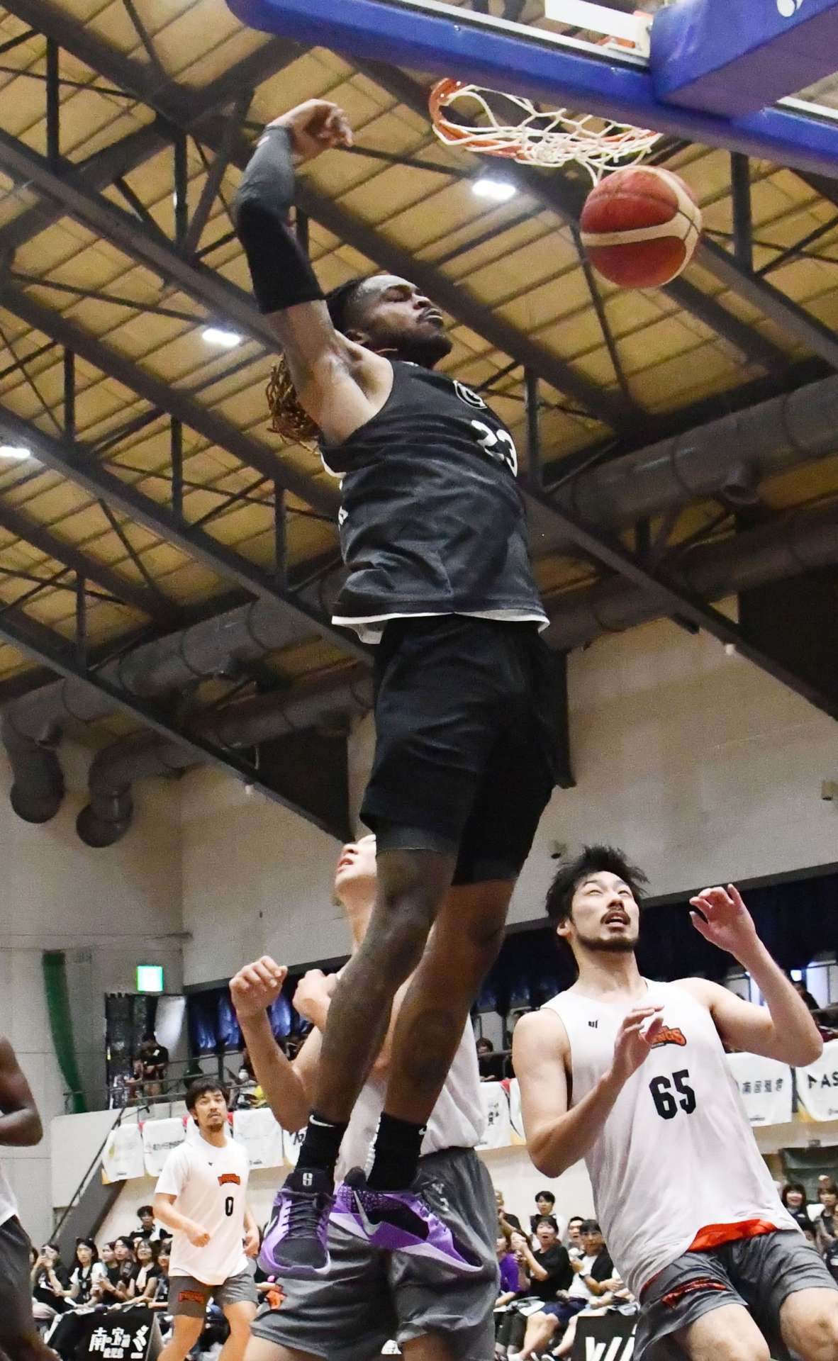 後半、ダンクシュートを決めるレブナイズのゲインズ＝南さつま市の加世田運動公園体育館