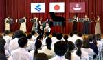 福山高校の生徒の前で美しい音色を奏でるみやまコンセール協力演奏家＝霧島市福山