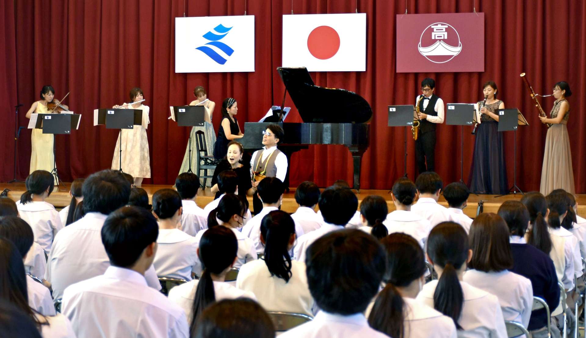 福山高校の生徒の前で美しい音色を奏でるみやまコンセール協力演奏家＝霧島市福山