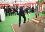 新庁舎建設工事の安全祈願祭で神事を行う塗木弘幸南九州市長＝３０日、南九州市知覧