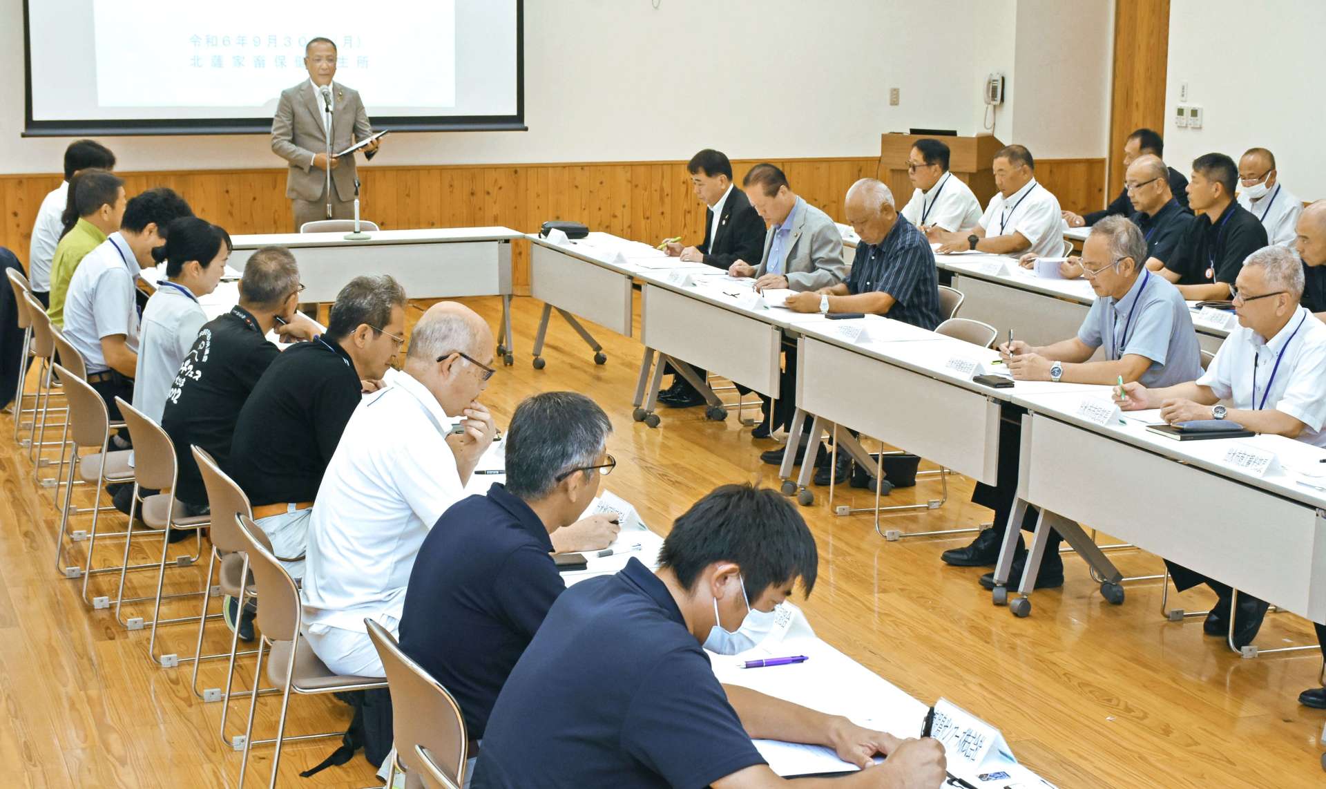 鳥インフルエンザと豚熱に備えて連携を確認した連絡会議＝３０日、出水市役所