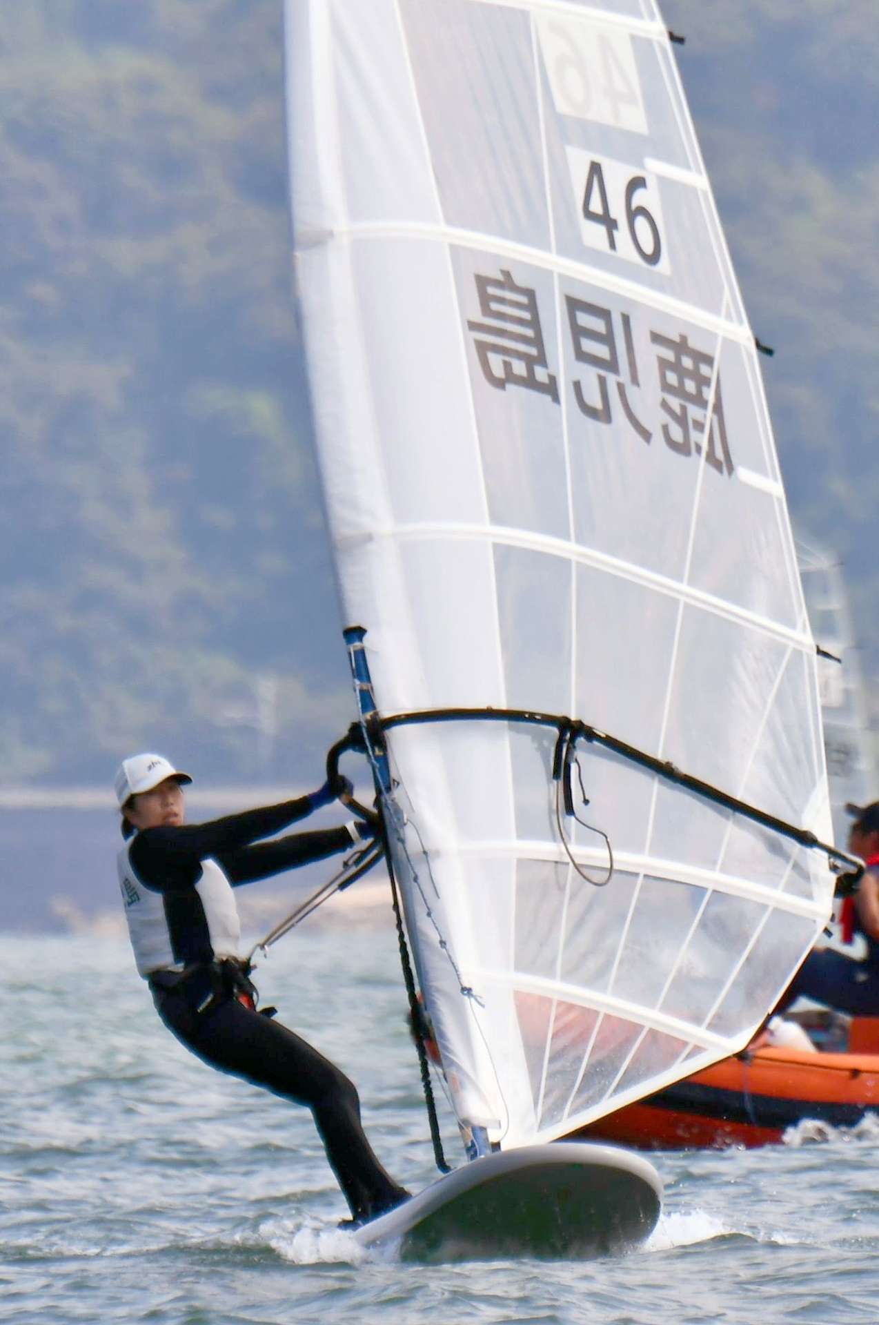 成年女子国スポウインドサーフィン級で３位に入った鹿児島・松浦絵里（県連盟）＝佐賀県ヨットハーバー