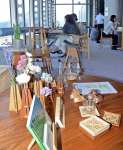 木育インストラクターが製作した木製品＝３０日、県庁