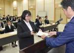 内定証書を受け取るＪＡグループ鹿児島の内定者＝１日、鹿児島市のＪＡ県会館