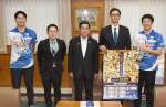 記念撮影するＦ鹿児島の選手ら＝県庁