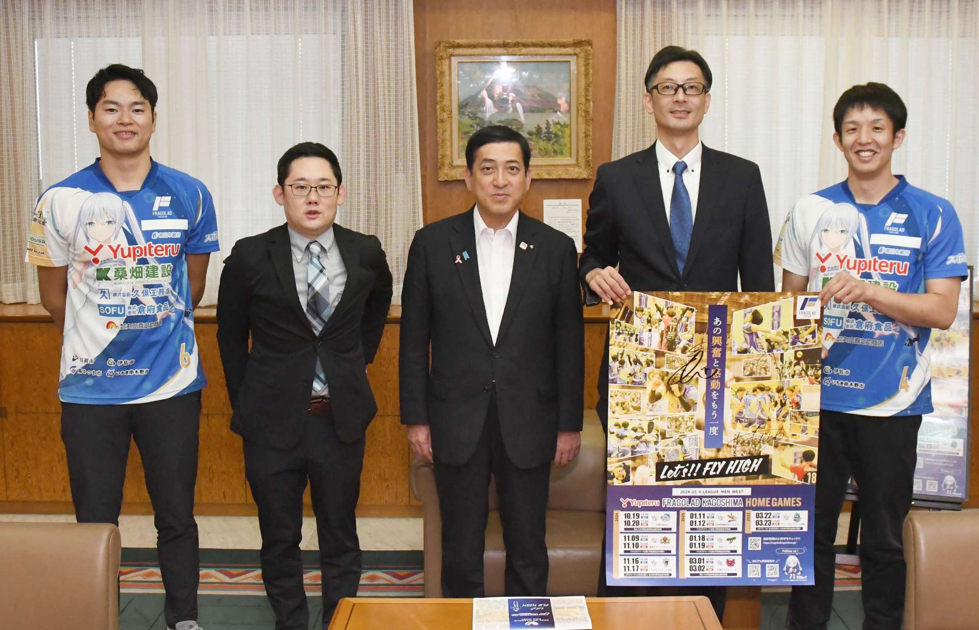 記念撮影するＦ鹿児島の選手ら＝県庁