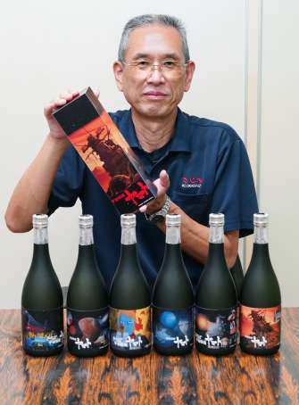 〈別カット〉宇宙戦艦ヤマトの名シーンやキャラクターが描かれた焼酎＝２５日、鹿屋市の小鹿酒造