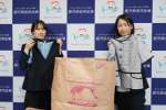 寄付のため、各支店から集められた制服＝２日、鹿児島市の鹿児島信用金庫本部