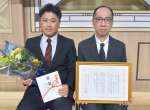 キワニス賞を受賞したこども医療ネットワークの岡本康裕理事長（右）と上野健太郎理事＝鹿児島市の城山ホテル鹿児島