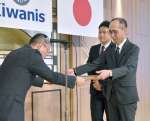 表彰状を受け取る「こども医療ネットワーク」の岡本康裕理事長（右）＝鹿児島市の城山ホテル鹿児島