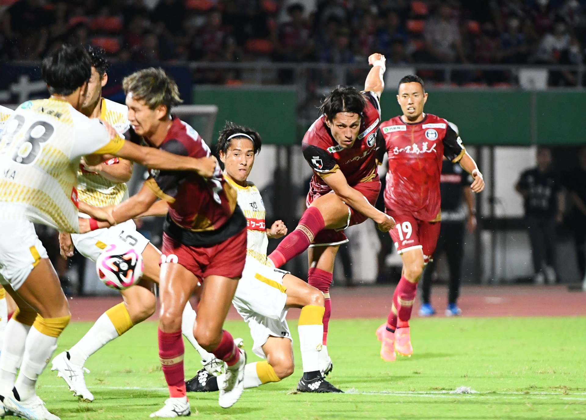 前節水戸戦の前半、シュートを放つ鹿児島Ｕ・鈴木＝鹿児島市の白波スタジアム