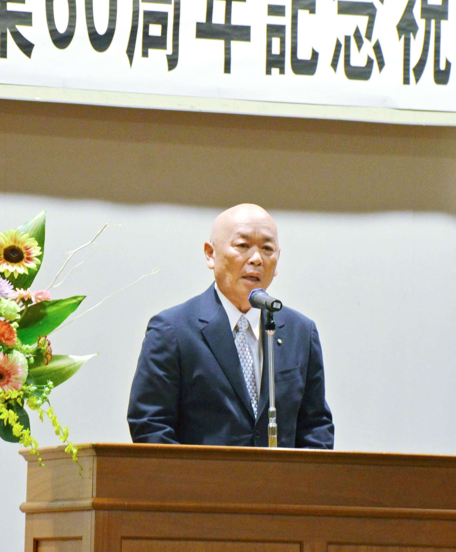 ナンチク操業６０周年記念祝賀会であいさつする南喜一社長＝４日、都城市の都城グリーンホテル
