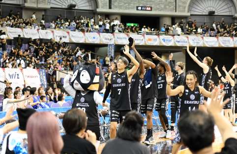 〈別カット〉開幕戦で勝利を挙げ、ファンに手を振る鹿児島レブナイズの選手たち＝鹿児島市の西原商会アリーナ