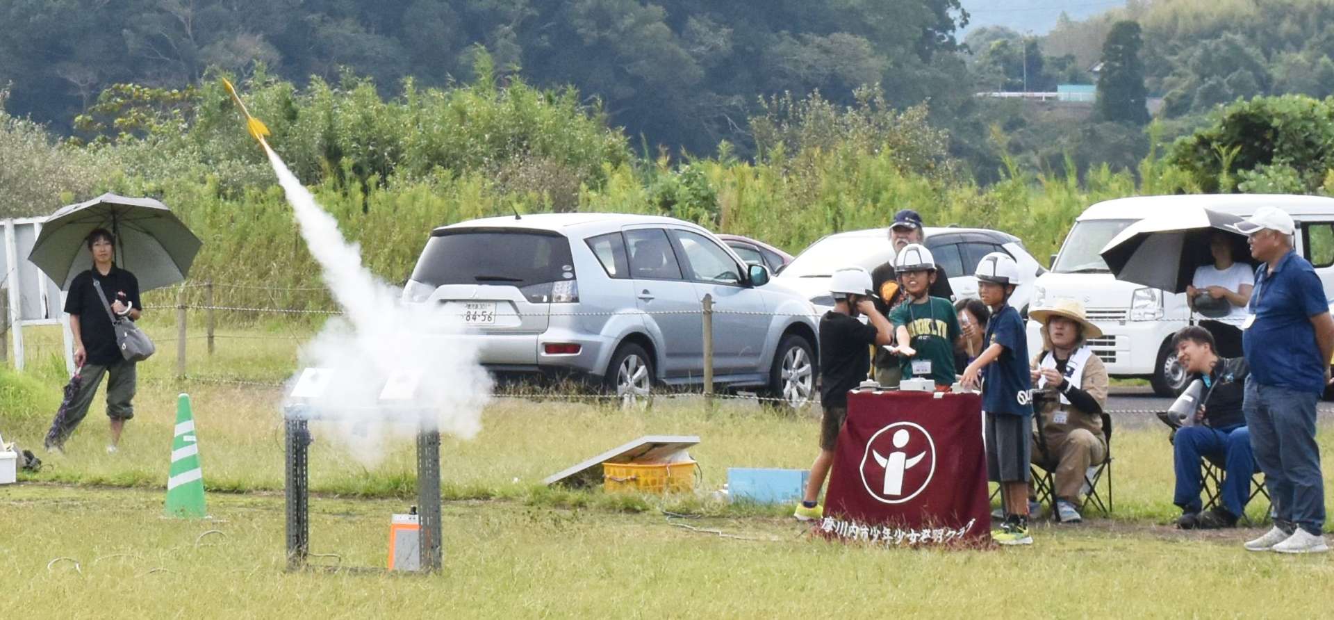 モデルロケットの打ち上げに挑戦する小学生ら＝薩摩川内市の小倉運動広場
