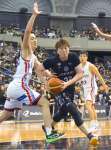 前半、相手陣内に切り込むレブナイズの武藤＝西原商会アリーナ
