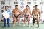 成年団体で準優勝した鹿児島（左から永井信也監督、岩下、新島、牧園）＝玄海町社会体育館