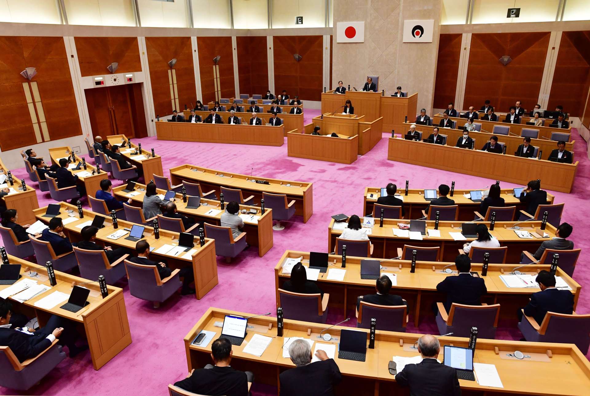 百条委員会の設置決議案について討論する鹿児島県議会最終本会議＝９日午後、県議会