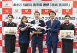垂水市特産の桜島美湯豚を使った機内食のお披露目会に出席した尾脇雅弥市長（中央）ら＝霧島市の鹿児島空港