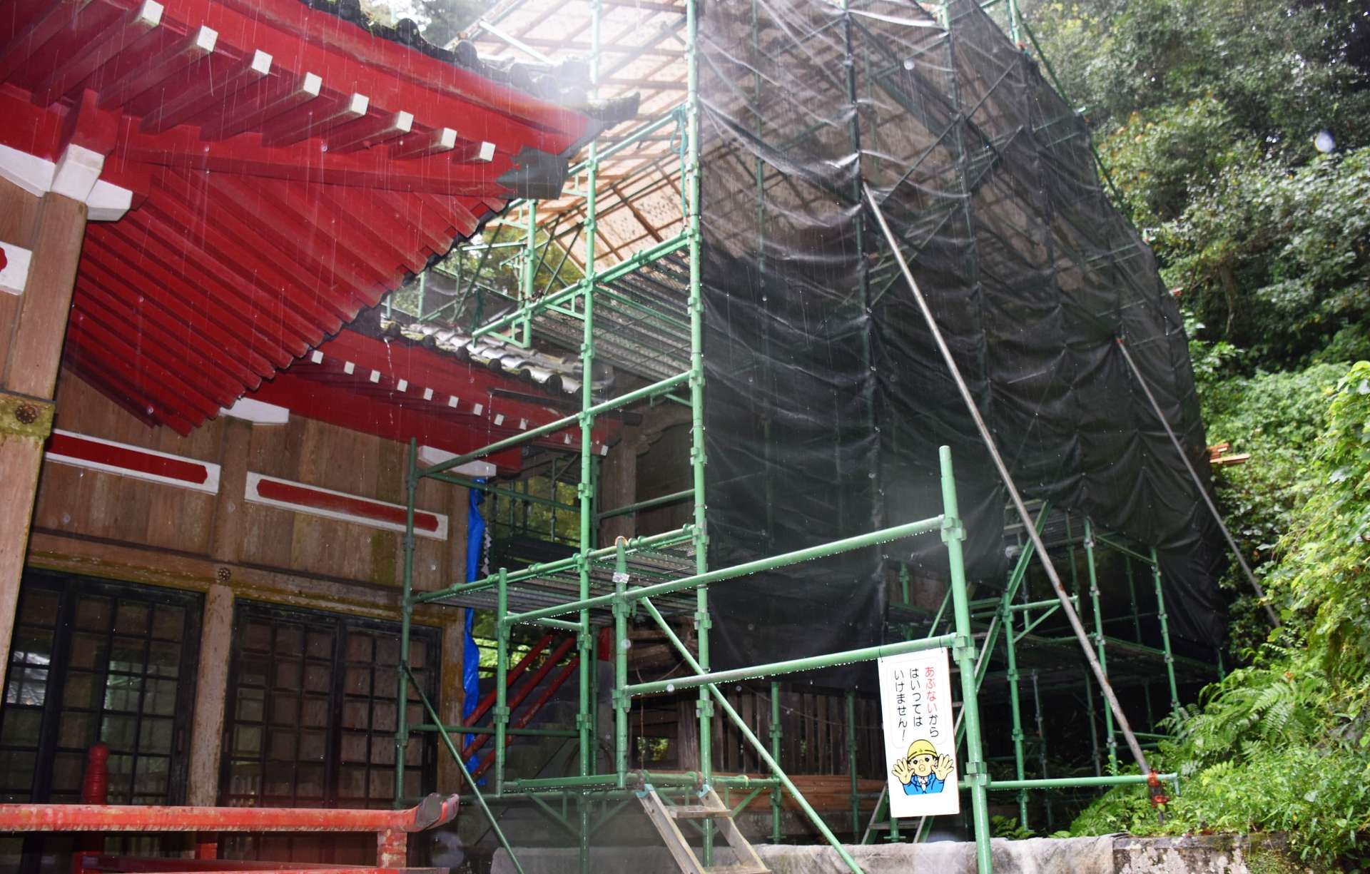 本殿の修理が進められている住吉神社＝曽於市末吉町二之方