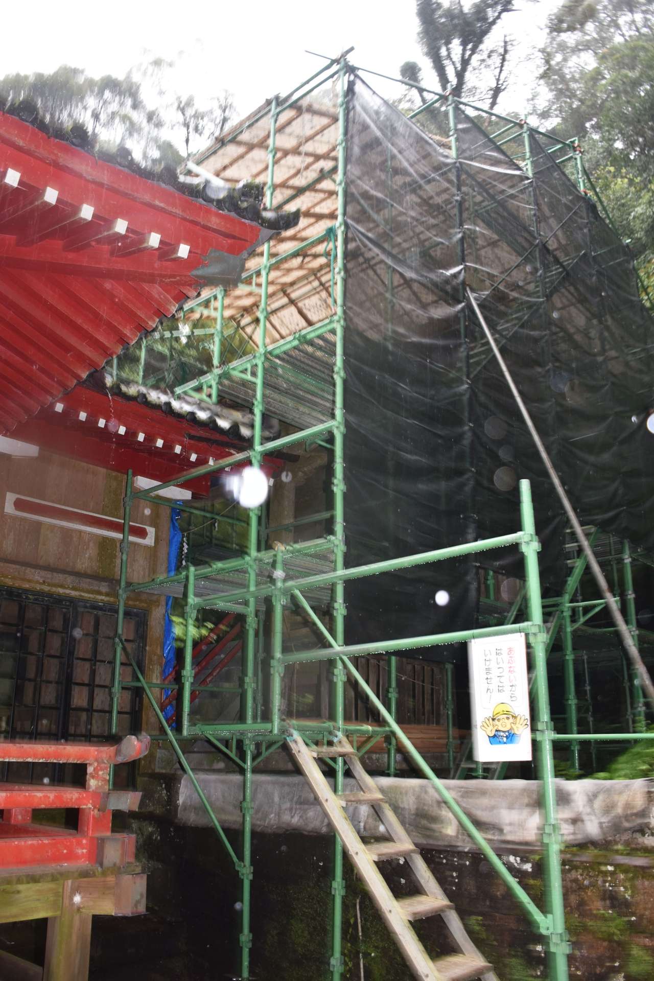 本殿の修理が進められている住吉神社＝曽於市末吉町二之方