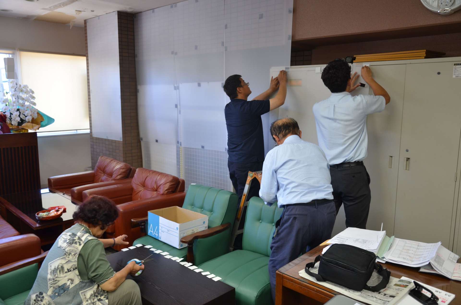 衆院選へ向け事務所の設営準備に追われる陣営スタッフ（画像の一部を加工しています）＝９日、薩摩川内市