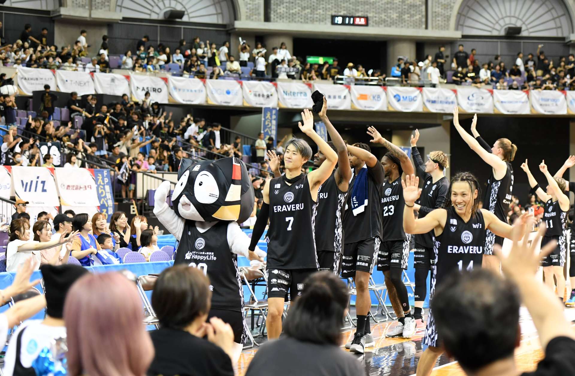 開幕戦で勝利を挙げ、ファンに手を振る鹿児島レブナイズの選手たち＝鹿児島市の西原商会アリーナ
