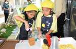 レモネードを作る谷川和さん（左）と越智萌々夏さん＝５日、出水市の出水総合医療センター