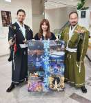 「熊本の夜を楽しんで」と呼びかける熊本城おもてなし武将隊らの一行＝４日、鹿児島市の南日本新聞社