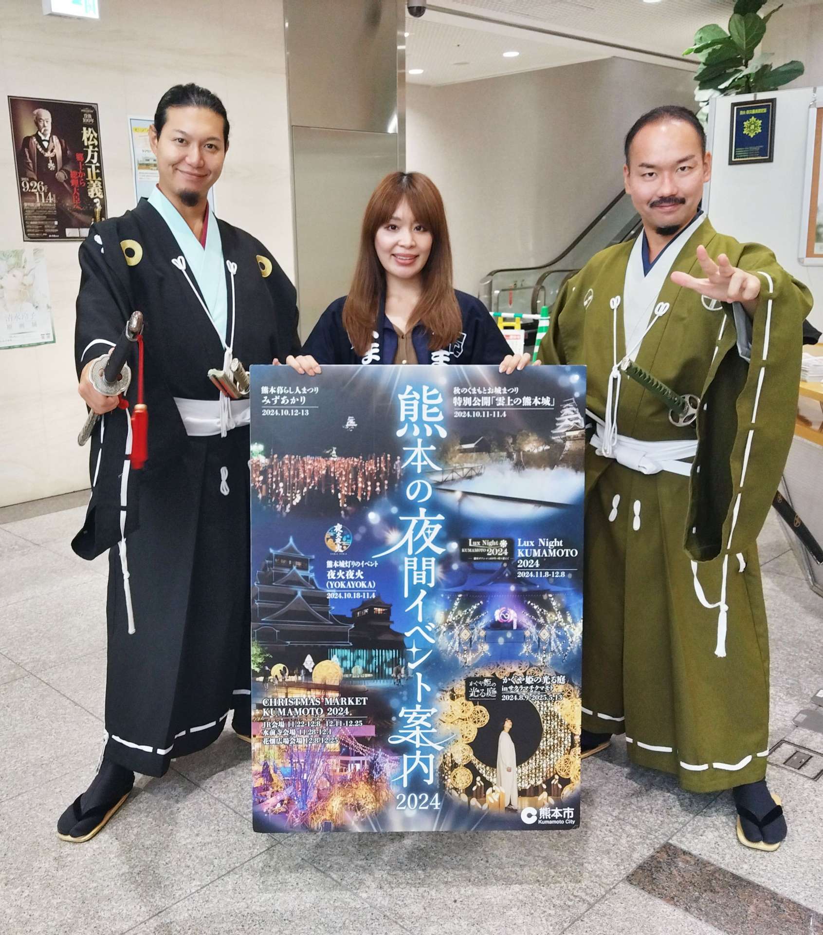 「熊本の夜を楽しんで」と呼びかける熊本城おもてなし武将隊らの一行＝４日、鹿児島市の南日本新聞社