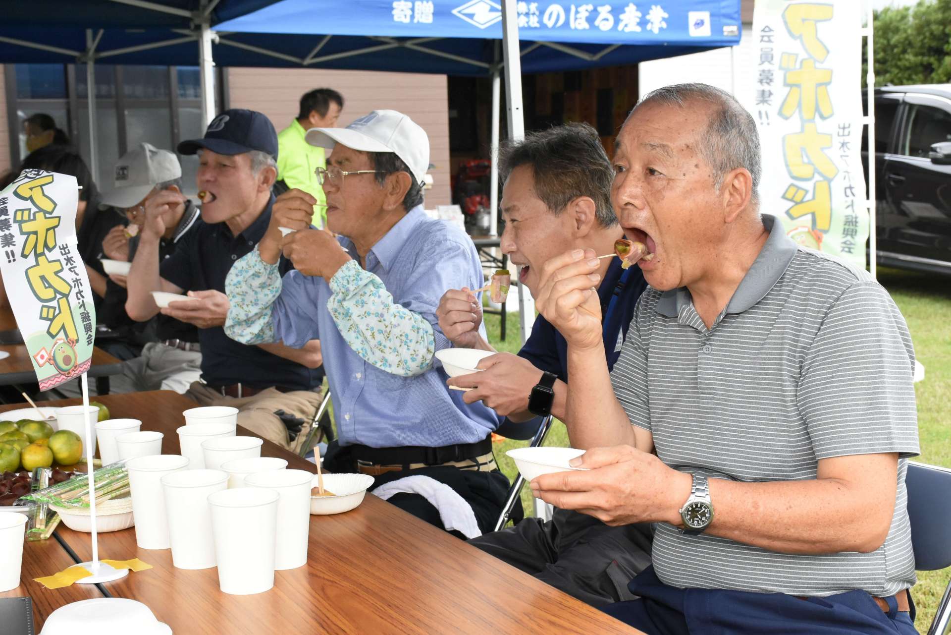 アボカドのベーコン巻きを試食する参加者＝出水市西出水町