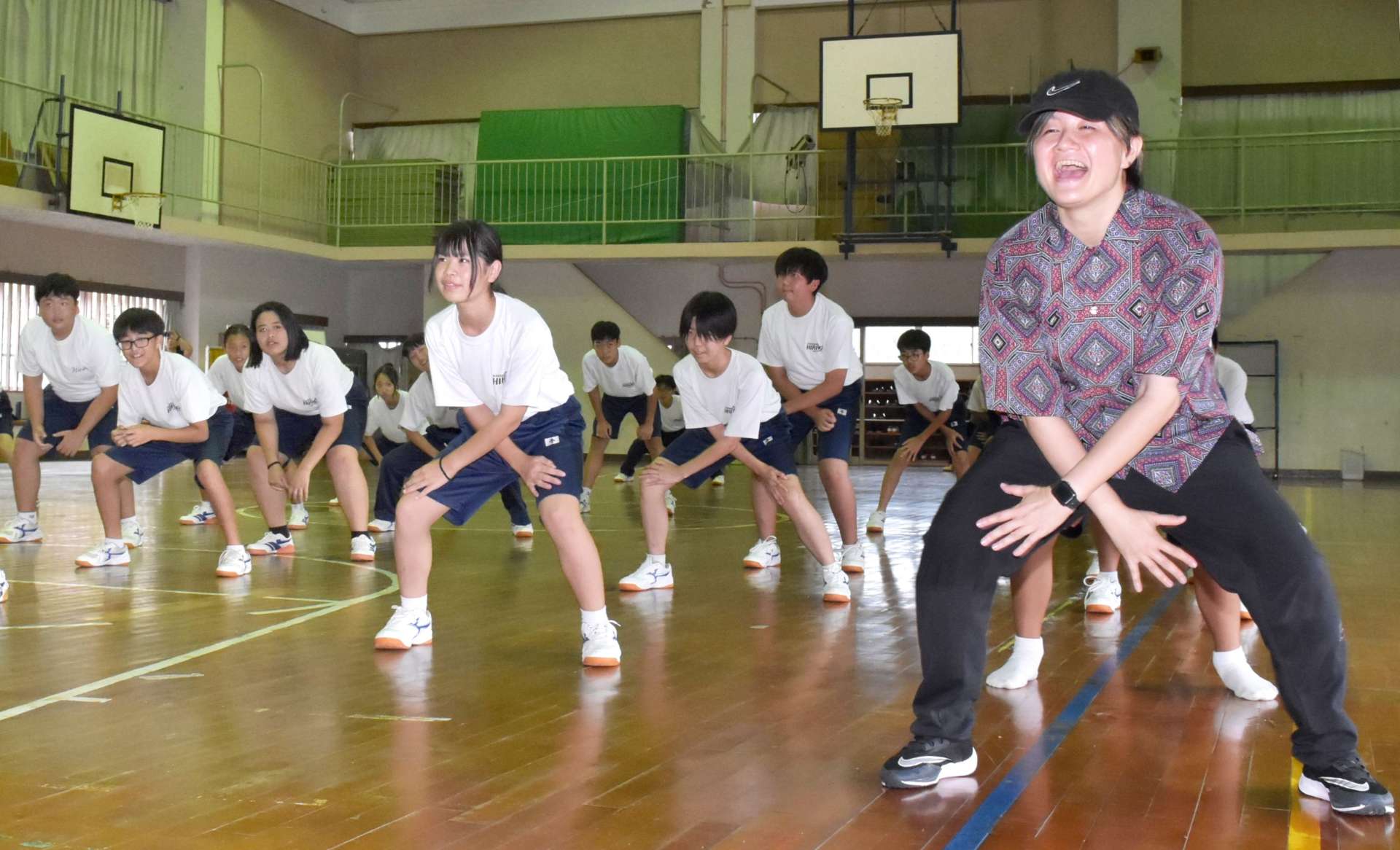 プロのダンサーと一緒にヒップホップダンスを楽しむ平尾中学校の生徒＝８日、長島町の同校