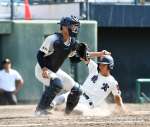 ４回表鹿実１死一、二塁、前田大の右前打で二走室屋が生還＝平和リース