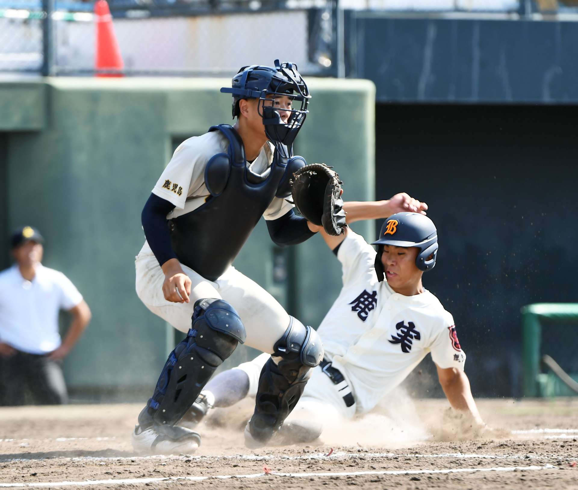 ４回表鹿実１死一、二塁、前田大の右前打で二走室屋が生還＝平和リース
