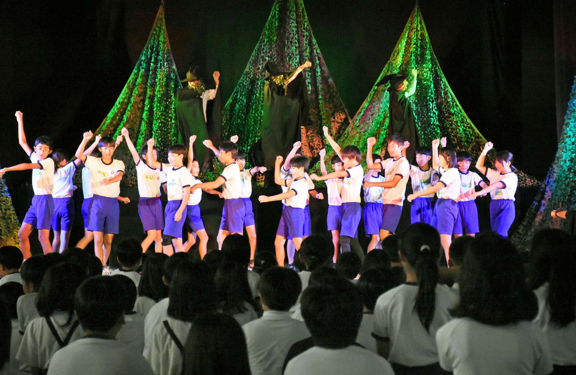 森の住人として出演する６年生＝出水市の下水流小学校