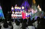 「忘れ物」役として出演する６年生＝９日、出水市の下水流小学校