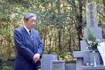 二階堂進氏の墓参後、あいさつする森山裕氏＝１３日、肝付町新富